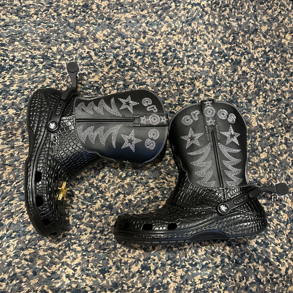 size 10m 12w with spurs and star charm NO BOX NO OTHER CHARM